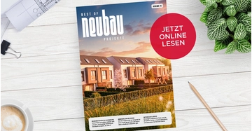 Magazin „Best of Neubauprojekte“ auf einem Schreibtisch mit Pflanze, Bleistift und Kaffeetasse