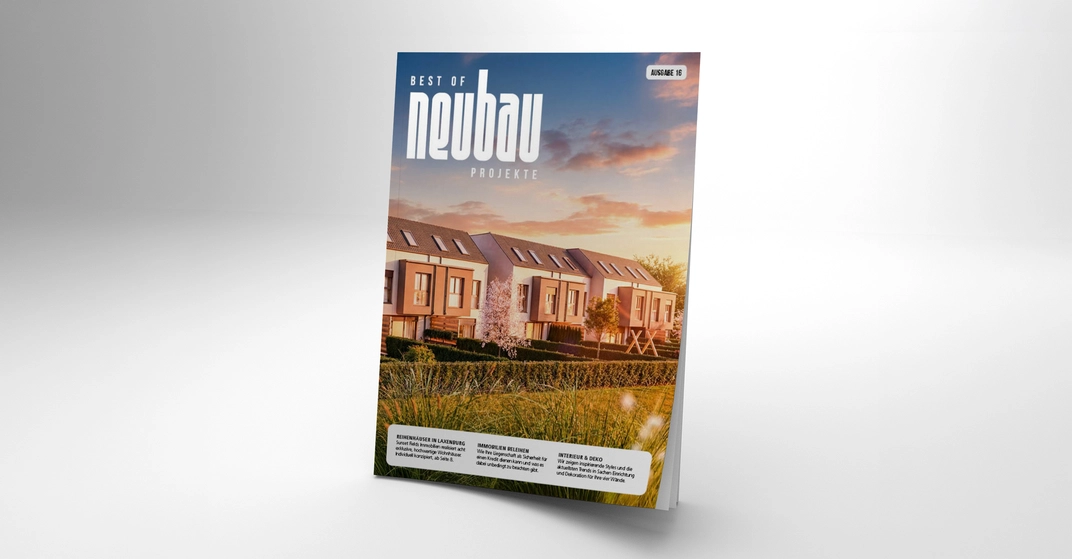 Magazin „Best of Neubauprojekte“ auf einem Schreibtisch mit Pflanze, Bleistift und Kaffeetasse