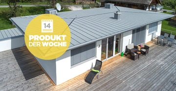 Ein modernes Haus mit Flachdach steht auf einer großen Holzterrasse umgeben von Rasen. Auf der Terrasse stehen Gartenmöbel. Text im gelben Kreis: 14 Produkt der Woche