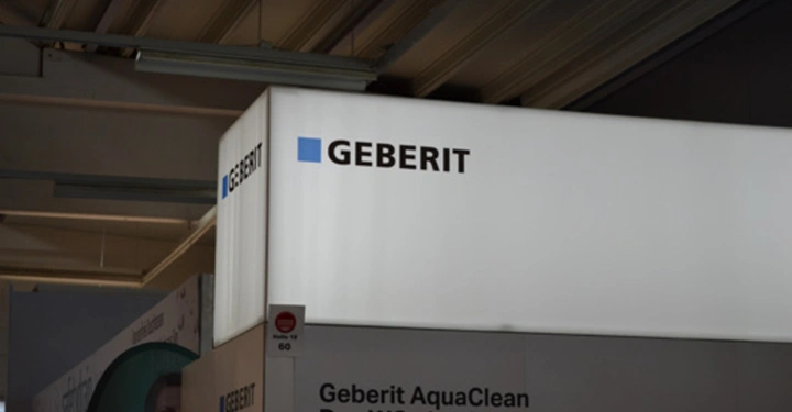 Galerie-Bild 4: Leuchtendes Werbeschild mit der Aufschrift GEBERIT Geberit AquaClean Das WC das Sie mit Wasser reinigt in einer Messehalle