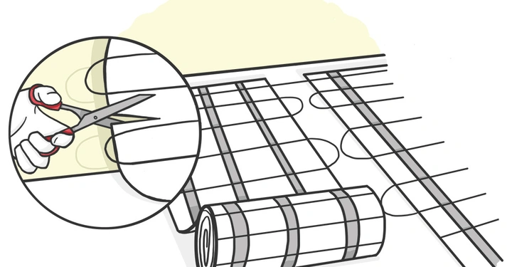 Eine Hand schneidet mit einer Schere Drahtgeflecht das auf dem Boden liegt und teilweise aufgerollt ist