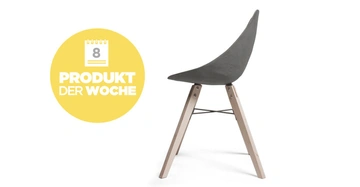 Stuhl steht seitlich auf weißem Hintergrund links gelber Kreis mit Text 8 PRODUKT DER WOCHE Stuhl hat schwarze Sitzfläche und Holzbeine