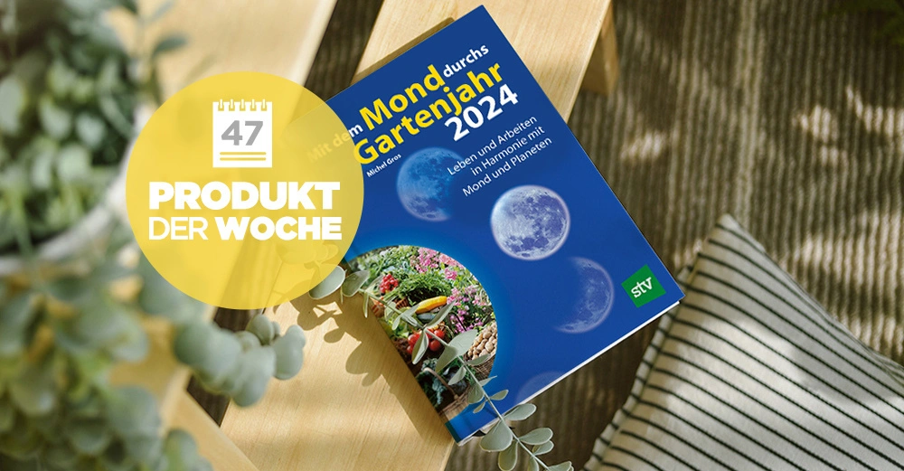 Buch liegt auf Holztisch neben gestreiftem Kissen und Pflanzen im Sonnenlicht Text 47 PRODUKT DER WOCHE Mit dem Mond durchs Gartenjahr 2024 Leben und Arbeiten in Harmonie mit Mond und Planeten STV