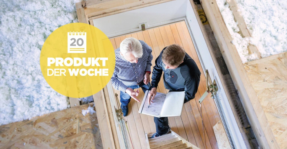 Zwei Männer besprechen ein Dokument, während sie in einem Zwischenboden stehen, umgeben von Holz und Dämmmaterial. Text auf gelbem Kreis: 20 PRODUKT DER WOCHE.