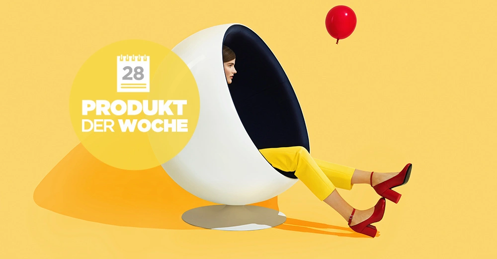Person sitzt in einem weißen Ei-Stuhl und trägt gelbe Hosen und rote Schuhe. Ein roter Ballon schwebt daneben. Text auf gelbem Kreis: 28 PRODUKT DER WOCHE