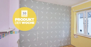 Eine Wandverkleidung bestehend aus Gipskartonplatten wird montiert in einem teilweise renovierten Raum mit bunten Wänden und einem Fenster auf der rechten Seite. Text: 38 PRODUKT DER WOCHE