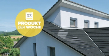 Das Dach eines modernen weißen Hauses hat Solarpaneele installiert. Im Hintergrund sind grüne Felder und Wälder zu sehen. Text: 33 PRODUKT DER WOCHE.