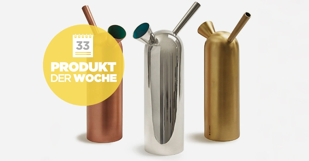 Drei moderne Gießkannen in verschiedenen Metallfarben stehen nebeneinander. Links rotbraun in der Mitte silber rechts goldfarben. Text: Produkt der Woche 33.