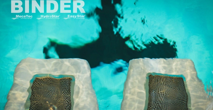 Galerie-Bild 4: Zwei rechteckige, beleuchtete Strukturen im Wasser. Der klare Poolhintergrund zeigt verschwommene Schatten. Text: BINDER MecaTec Die Marke in Germany HydroStar Die Turbinenpoolanlage EasyStar Die Nachrüstlösung.