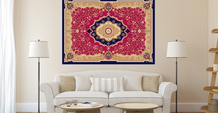 Ein großes, buntes Wandteppich mit floralen Mustern hängt über einem hellen Sofa im Wohnzimmer. Zwei Stehlampen flankieren das Sofa, und ein runder Kaffeetisch steht davor.