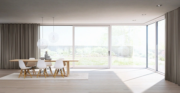 Galerie-Bild 3: Ein Esstisch mit sechs Stühlen steht auf einem Teppich in einem hellen Raum. Große Glasschiebetüren bieten Blick auf einen grünen Garten. Vorhänge hängen an den Fenstern.