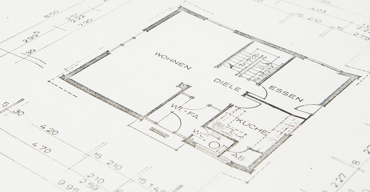 Grundriss eines Hauses zeigt Räume mit den Bezeichnungen WOHNEN DIELE ESSEN KÜCHE WC und AB. Linien und Maße definieren die Raumaufteilung und Abstände.