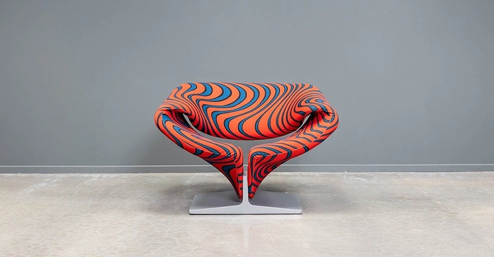 Galerie-Bild 6: Pierre Paulin, geboren 1927 in Paris, hat seinen Möbeln nach eigener Aussage "Stoff übergezogen wie ein sehr enges T-Shirt". Die Stretchstoffe sind typischerweise mit psychedelischen Dekoren von Jack Lenor Larsen bedruckt worden. Im Bild der besonders gefragte Ribbon Chair.&nbsp;