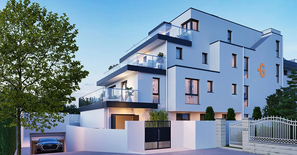 Ein modernes mehrstöckiges Wohngebäude mit großen Balkonen und Glasgeländern wobei ein Auto in eine im Untergeschoss befindliche Garage fährt in einem gepflegten Vorstadtviertel mit Bäumen und Zäunen.