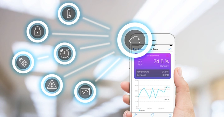 Hand hält Smartphone zeigt Feuchtigkeitsdaten