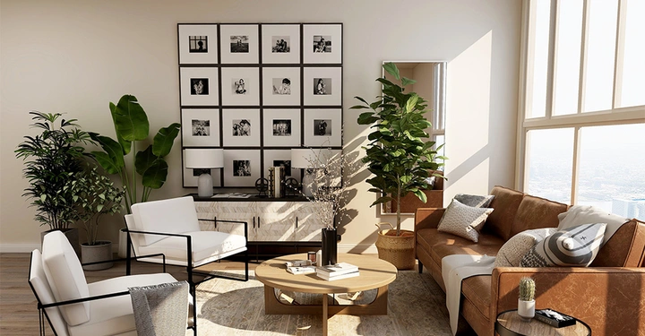 Wohnzimmermöbel stehen in einem hellen Raum mit Holzboden, Sitzmöbeln und einem Holztisch in der Mitte. Pflanzen und große Fenster umgeben die Möbel. An der Wand hängen gerahmte Fotos.