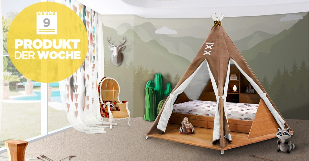 Kinderbett im Tipi-Stil mit Regalbrettern in einem verspielten Schlafzimmer mit Teppich Stapelspielzeug Sessel mit Kissen Kaktus- und Hirschdekoration Gardine mit Dreiecksmuster Großes Fenster mit Blick auf den Garten Text Inhalt: 9 PRODUKT DER WOCHE