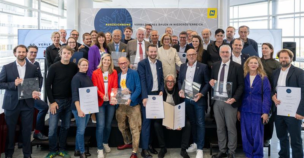 Gruppenfoto der Gewinner der Preisverleihung für Vorbildliches Bauen in Niederösterreich