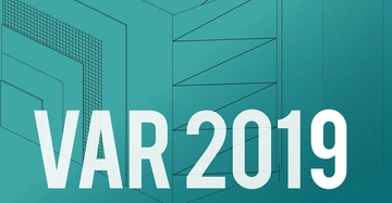 Weiße Textzeile VAR 2019 vor einem Hintergrund mit kubischen Linienzeichnungen und Gittern in verschiedenen Perspektiven in Blau- und Grüntönen.