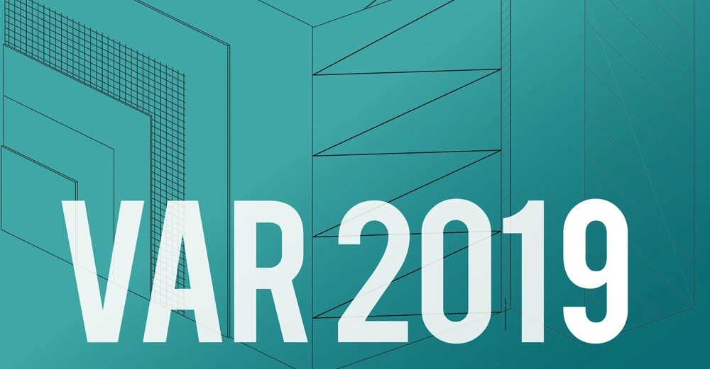 Weiße Textzeile VAR 2019 vor einem Hintergrund mit kubischen Linienzeichnungen und Gittern in verschiedenen Perspektiven in Blau- und Grüntönen.