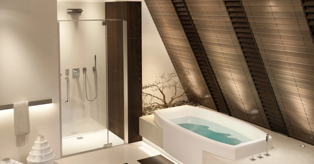 Moderne Duschkabine aus Glas steht neben einem erhöhten Badewanne auf einem Podest in einem stilvollen Badezimmer mit schräger Holzdecke und minimalistischem Design