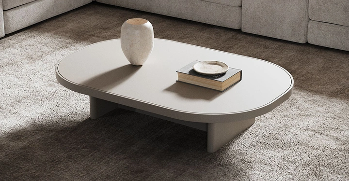 Galerie-Bild 1: Minimalistischer ovaler Couchtisch dekoriert mit Vase und Buch in der sanften Nuance der Pantone Farbe des Jahres 2026 Cloud Dancer.