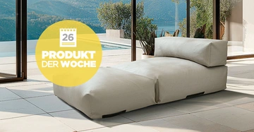 hellgraues großes Badesofa steht direkt an einer großen verglasten Terrassenöffnung. heller Boden, draußen sommerlich.