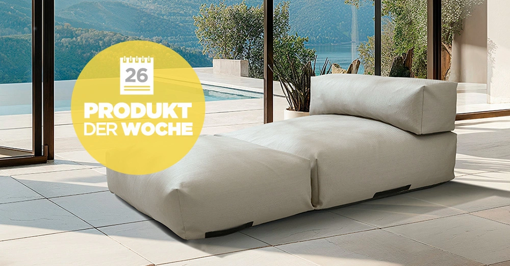 hellgraues großes Badesofa steht direkt an einer großen verglasten Terrassenöffnung. heller Boden, draußen sommerlich.