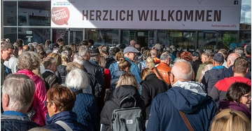 Große Besucherschar drängt zu Eingang auf Messegelände