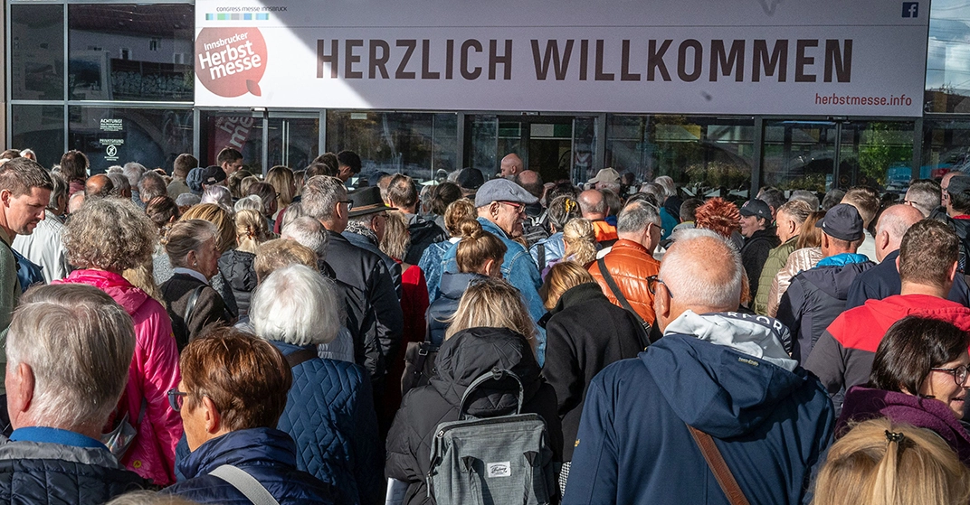 Große Besucherschar drängt zu Eingang auf Messegelände