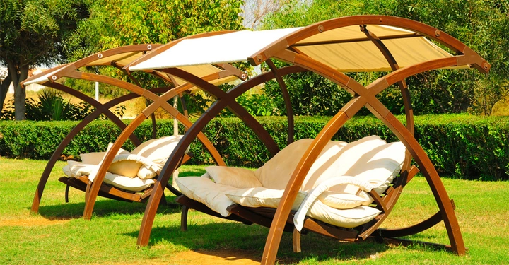 Mit guter Beschattung wird die Hollywoodschaukel auch an heißen Sommertagen zum Rückzugsort.