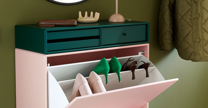 Galerie-Bild 8: Ausklappbarer Schuhschrank von Montana Furniture in der Farbe Ruby, darüber ein Tablet-Modul in der Farbe Pine 