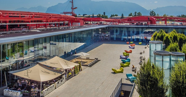 Außenaufnahme des Europark in Salzburg, einem der größten Shoppingcenters in Österreich,