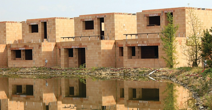 Galerie-Bild 3: Großaufnahme von Rohbau mit roten Ziegeln, Reihenhausanlage