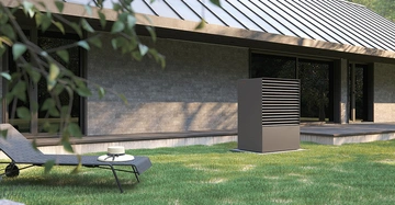 Haus mit Garten in dem ein KRONOTERM Adapt B005 nero Wärmepumpensystem steht