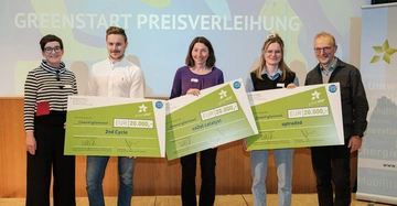 (v.l.n.r.) Sektionschefin Henriette Spyra, Leiterin der Sektion III "Innovation und Technologie" im BMK, TOP3 greenstars 2023 und Bernd Vogl, Geschäftsführer Klima- und Energiefonds