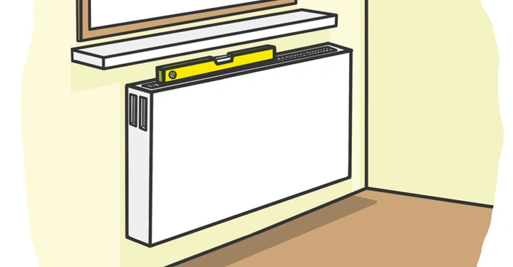 Ein Heizkörper ist an einer Wand unter einem Fenster montiert Ein gelbes Wasserwaagewerkzeug liegt auf dem Heizkörper in einem Zimmer mit hellgelben Wänden und braunem Boden