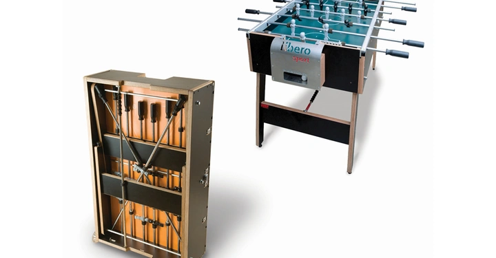 Ein zusammenklappbarer Tischkicker in zwei Zuständen links zusammengeklappt rechts aufgebaut Steht auf einem hellen Hintergrund Text Libero sport
