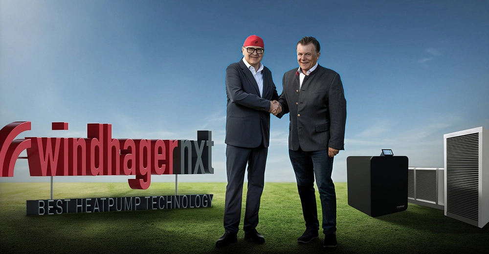 Andreas Weissenbacher und Andreas Bangheri schütteln sich die Hand um die Allianz von Windhager und Heliotherm zu schließen.