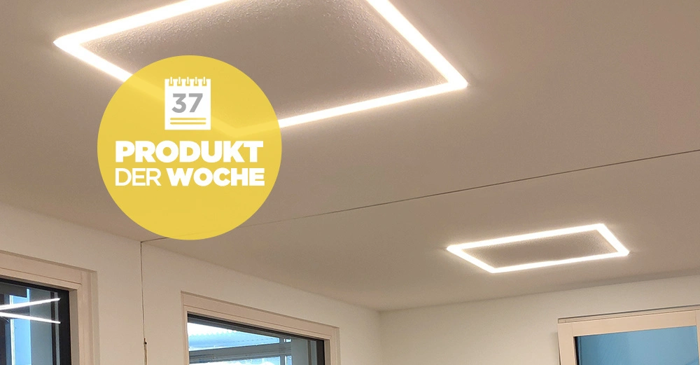 Zwei quadratische LED-Deckenleuchten leuchten im Raum. Ein gelber Kreis zeigt den Text 37 PRODUKT DER WOCHE. Das helle Zimmer hat Fenster und eine moderne Einrichtung.