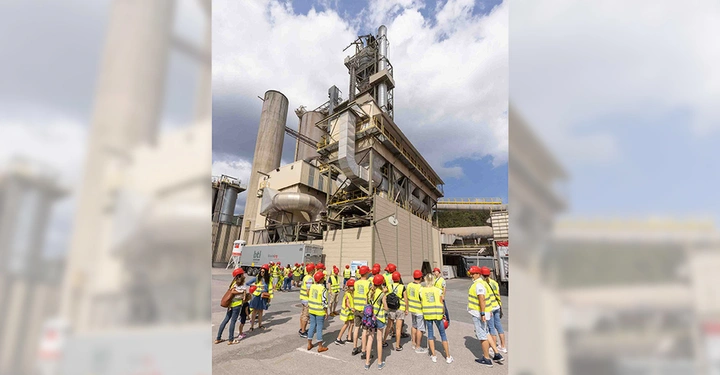 Galerie-Bild 2: Großer Andrang bei den Werksführungen: Die thermische Nachverbrennungsanlage sorgt seit 11 Jahren dafür, dass das Baumit Stammwerk zu eines der saubersten Baustoffwerken der Welt zählt.