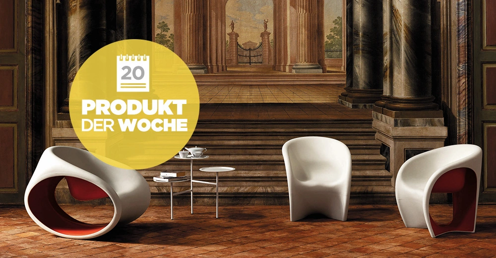 Moderne weiße Stühle und ein Tisch vor einer klassischen Architekturkulisse mit Wandgemälde. Ein gelber Kreis erscheint darüber mit der Aufschrift 20 PRODUKT DER WOCHE