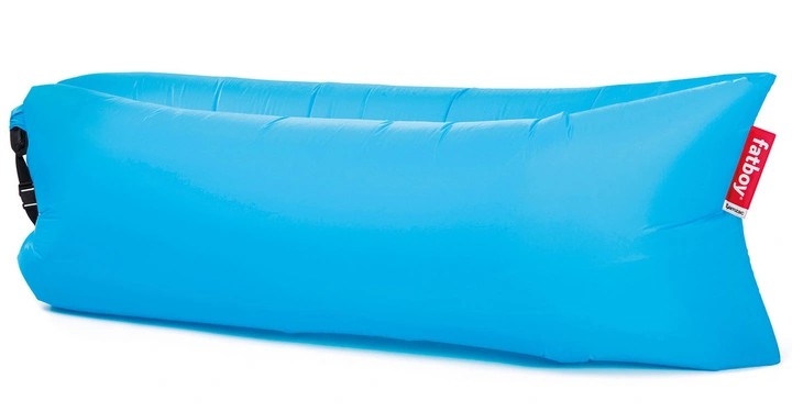 Ein großes rechteckiges aufblasbares Sofa in leuchtendem Blau ruht auf einer weißen Fläche. Ein rotes Etikett mit der Aufschrift fatboy ist an der Seite befestigt.