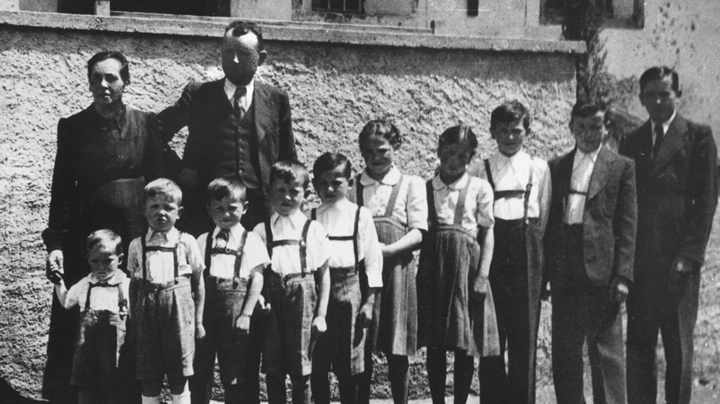 Galerie-Bild 1: Schwarz-Weiß Aufnahme der Familie Rubner mit 2 Erwachsenen und 10 Kindern, aufgefädelt wie die Orgelpfeifen