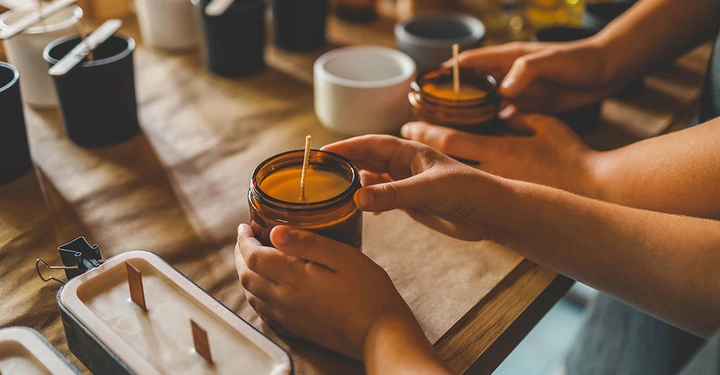 Kerzen aus verschiedenen Materialien handgemacht in Gläsern. Der Herstellungsprozess von verschiedenen Duft- und Dekokerzen.