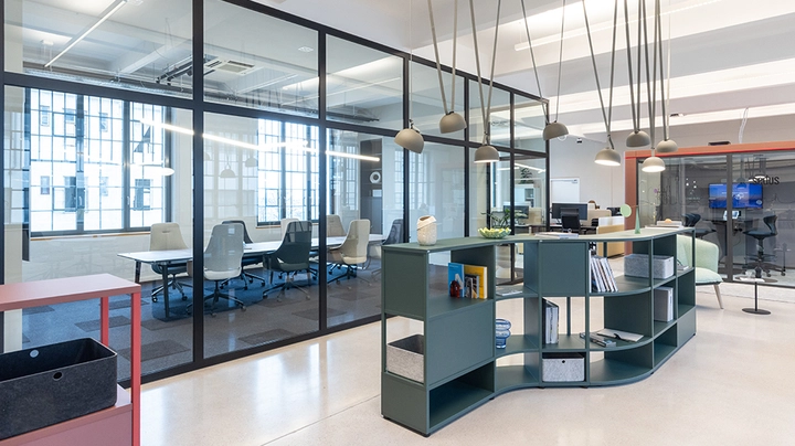 Galerie-Bild 3: Meetingraum hinter verglaster Wand, im Vordergrund geschwungene Stehtheke mit Staumöglichkeiten