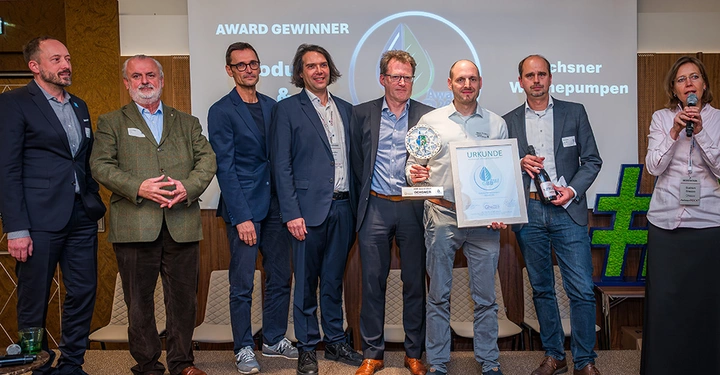 Vertreter von Ochnser Wärmepumpe auf der Bühne der GBB Awards freuen sich auf der Bühne über die Auszeichnung. 