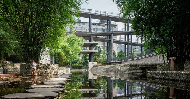 Galerie-Bild 3: West Village im Qingyang District von Chengdu: Der „maxi-courtyard“ mit zentrifugaler, blockumfassender Anordnung wird von Gebäuden umschlossen, im Zentrum entstand eine großzügige grüne Parklandschaft für Sport und Freizeit. Die erhöhte, umlaufende Rampe verbindet alle Ebenen und dient Fußgängern, Joggern und Radfahrern als Bewegungsfläche.