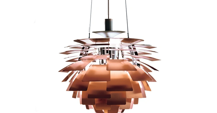 Galerie-Bild 7: Eine hängende Kupferlampe besteht aus Schichten von rechteckigen Platten, die sich kühn nach außen absetzen und in einer weißen Umgebung hängt.