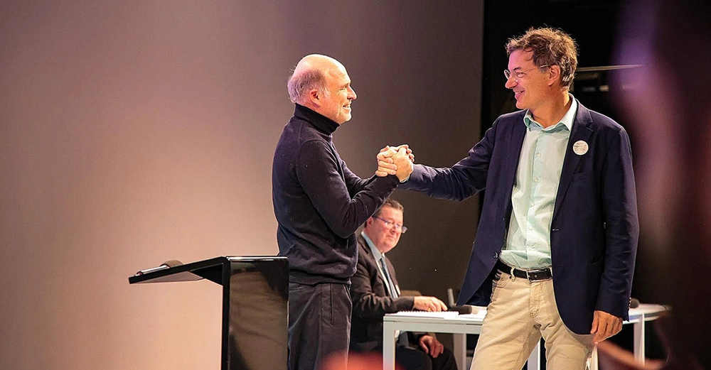 Carl Bäckstrand (links) und Daniel Fügenschuh (rechts) bei der Wahlveranstaltung. Im Hintergrund: ACE-Generalsekretär Ian Pritchard.